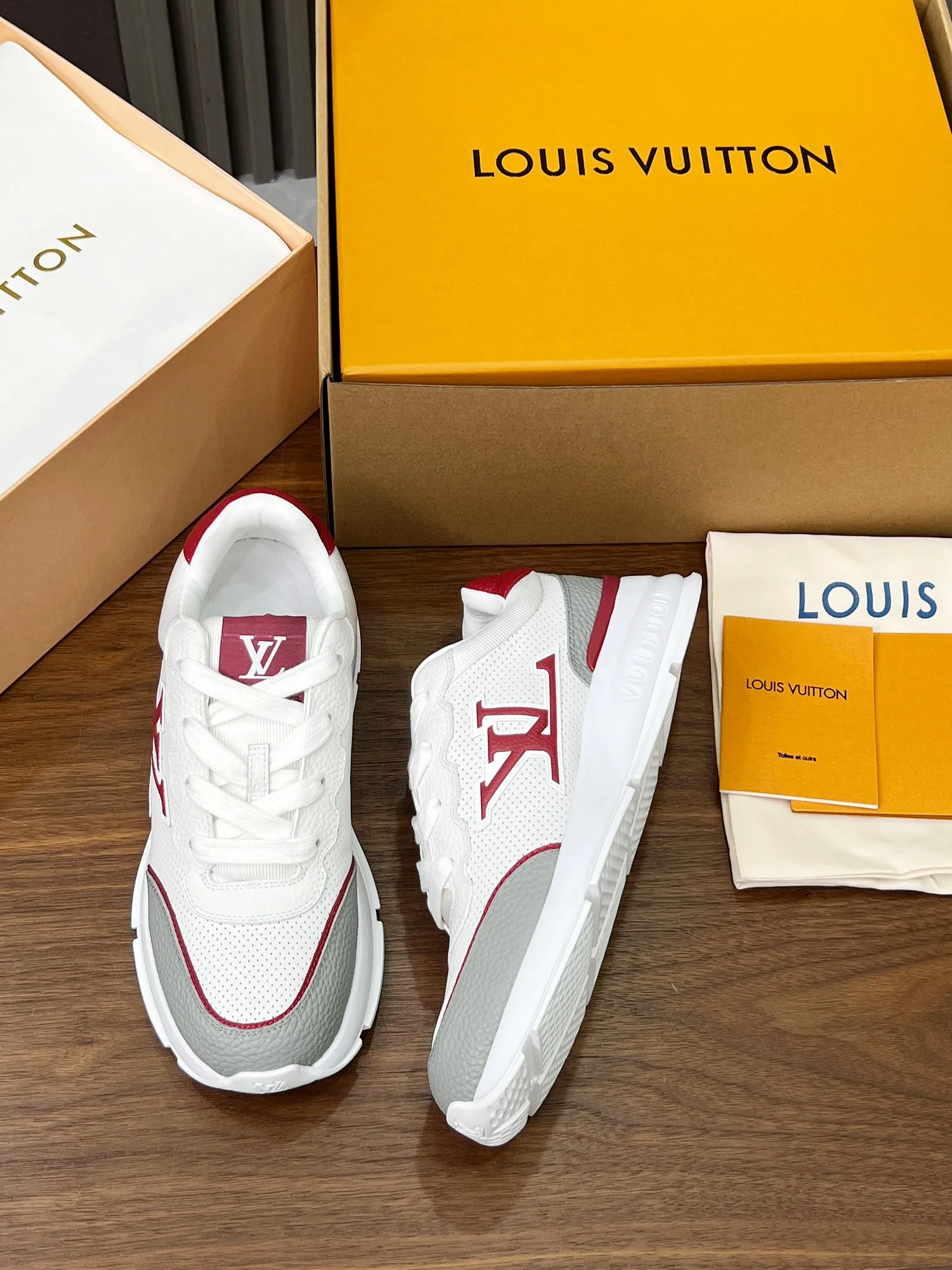 👟👟Ex-factory price 680👟👟 Men's size +10 LV Louis Vuitton L Jialu brand thick-soled casual couple sneakers🔥🔥🔥 Made of smooth cow leather and elegant design, can be easily integrated into various styles. The eye-catching LV letters are marked on the side of the shoe, and the lightweight rubber outsole is embellished with the Vuitton logo ▪️ Sole thickness: 4CM. The counter specializes in the latest casual shoes and new hard goods 🆕 ❥Purchase level! Full of high-end feel! A popular model among bloggers at home and abroad, it’s retro and fashionable and looks amazing on your feet! Wear a lot of happiness! The official website’s main recommendation★ ▪️Upper: Original custom-made imported calfskin fabric ▪️Inner lining: breathable gauze imported from Italy ▪️Outsole: rubber foam ➕tpu high-end outsole ▪️Shoe size: women’s 35-41, (women’s 41 is custom-made). Men's clothing 39-46 (45-46 customized).